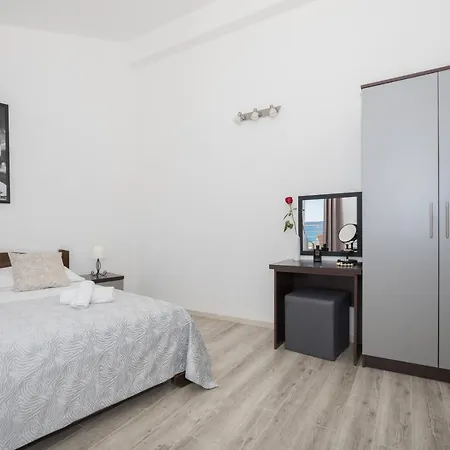 Bilin San Apartment *
